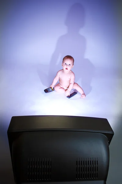 TV 를 보는 아기 — 스톡 사진