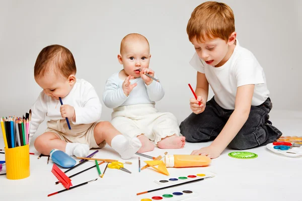 Crianças e lápis — Fotografia de Stock