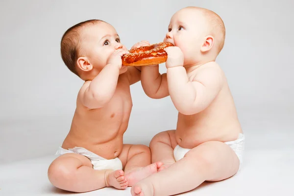 Babys mit Brot — Stockfoto