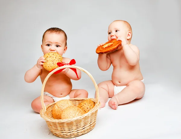 Babys mit Brötchen — Stockfoto