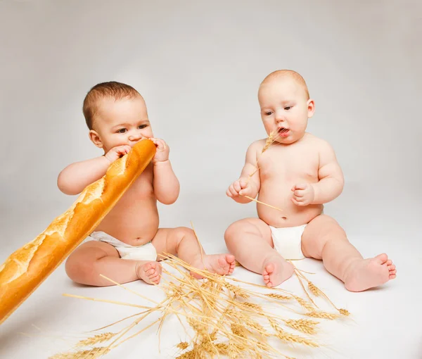 Bebés con pan — Foto de Stock