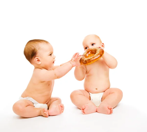Chicos comiendo pan rollo — Foto de Stock