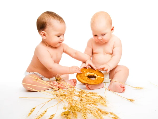 Pojkar äta bröd rulle — Stockfoto