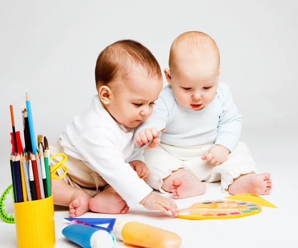 Twee creatieve babys — Stockfoto