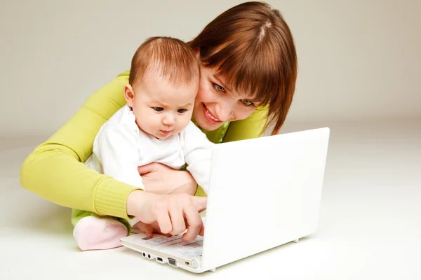 Mother and baby at laptop — Stock Photo, Image