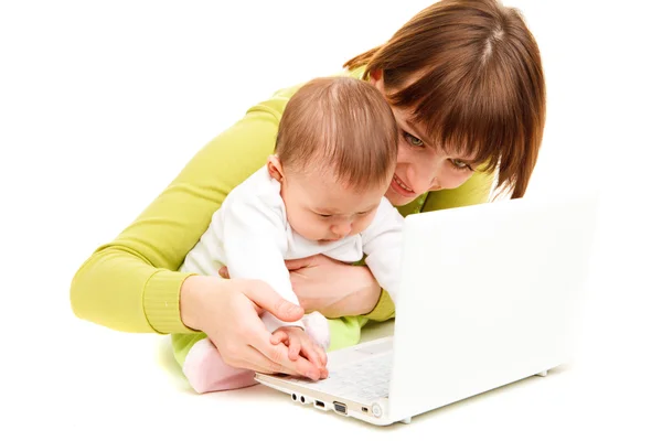 Mãe e bebê no laptop — Fotografia de Stock