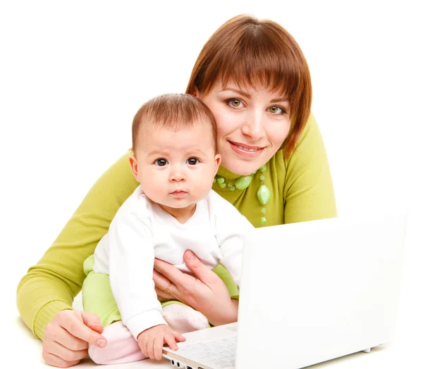 ママと赤ちゃんのネットブックでの作業 — ストック写真