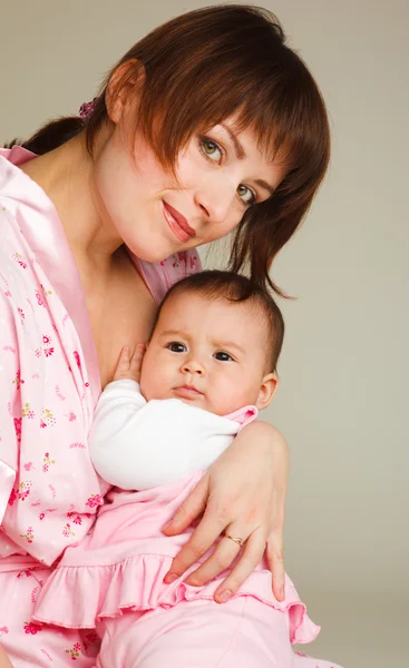 Mãe segurando bebê menina nas mãos — Fotografia de Stock