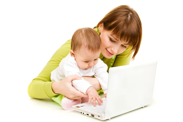 Mère et bébé à l'ordinateur portable — Photo