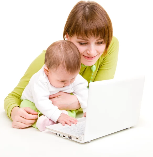 Mother and baby at laptop — Stockfoto