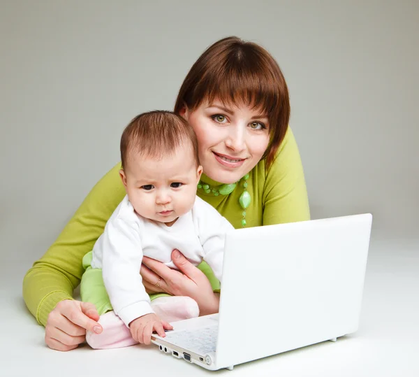 Anya és a baba-on laptop — Stock Fotó