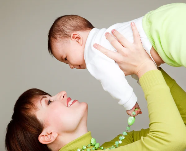 Mujer sosteniendo bebé —  Fotos de Stock