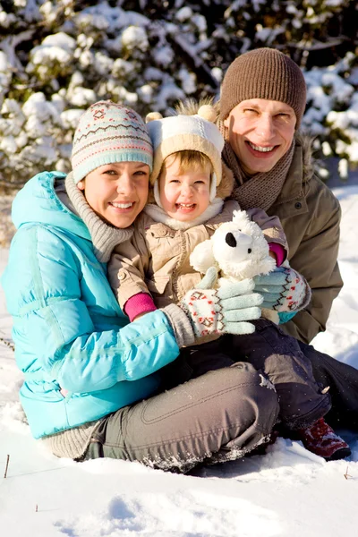 Familia jugando en la nieve — Foto de Stock