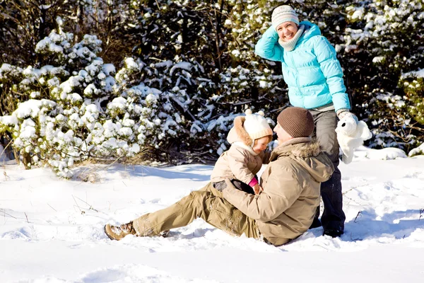 Familj i snö — Stockfoto