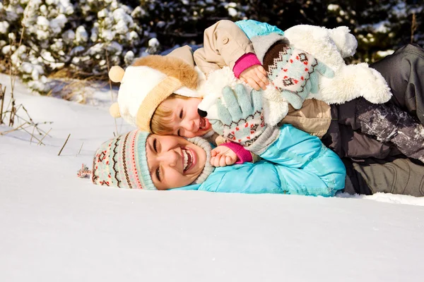 Мать и девочка в снегу — стоковое фото