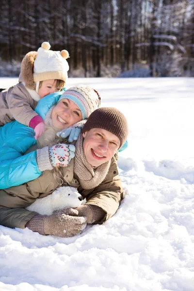 Familia en el parque de invierno —  Fotos de Stock