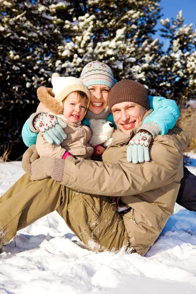 Family in winter park — Stock Photo, Image
