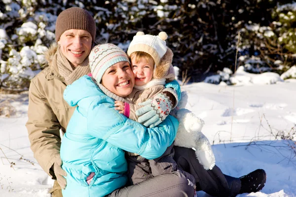 Famiglia che gioca nella neve — Foto Stock