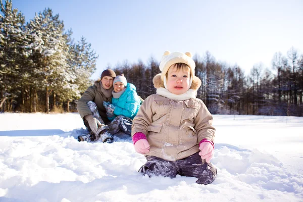 Kış yürümeye başlayan çocuk ve ailesi — Stok fotoğraf
