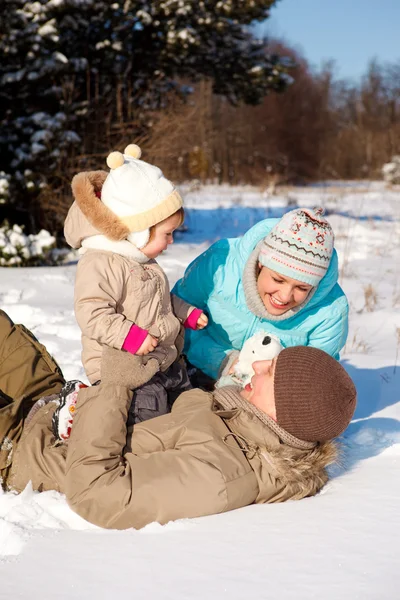 Família brincando na neve — Fotografia de Stock
