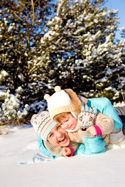 Madre con bambino nella neve — Foto Stock
