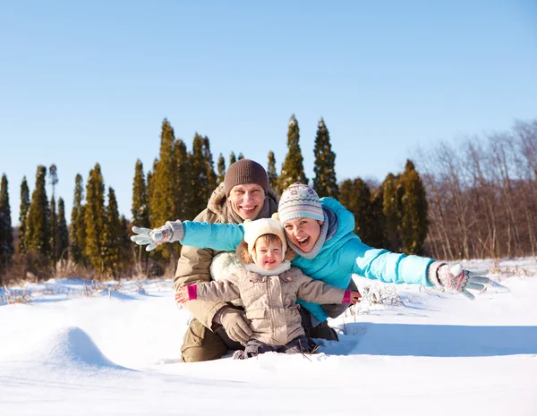 Família na neve — Fotografia de Stock