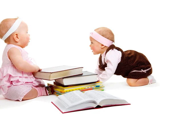 Flickor läser böcker — Stockfoto
