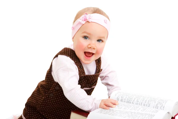 Skrattande bebis med bok — Stockfoto