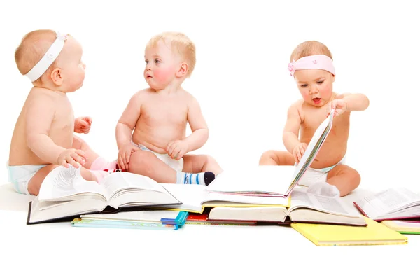 Bebês grupo leitura livros — Fotografia de Stock