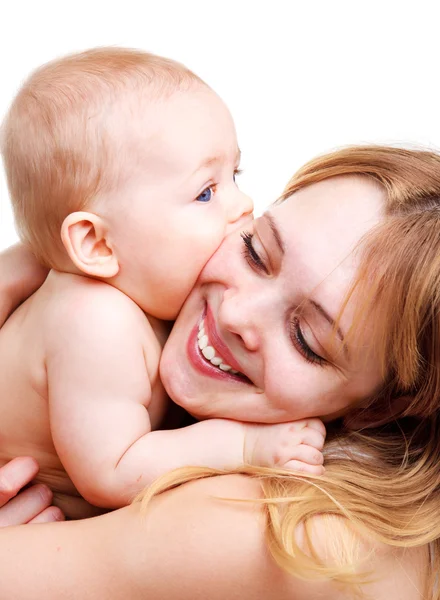 Mãe abraçando bebê — Fotografia de Stock