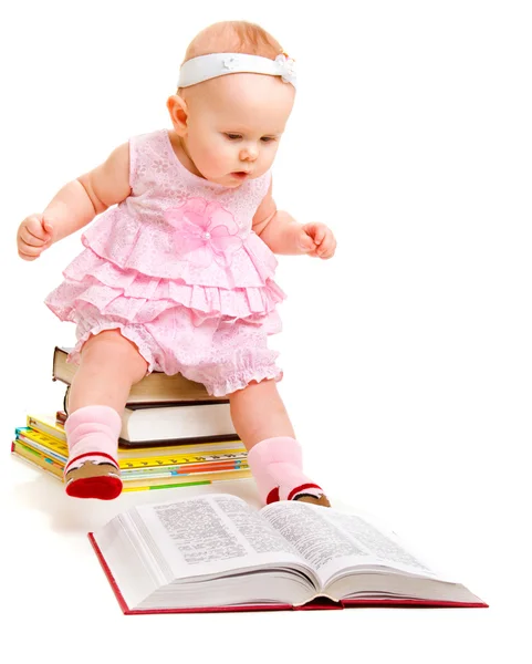 本を読んで興味津 々 の赤ちゃん — ストック写真