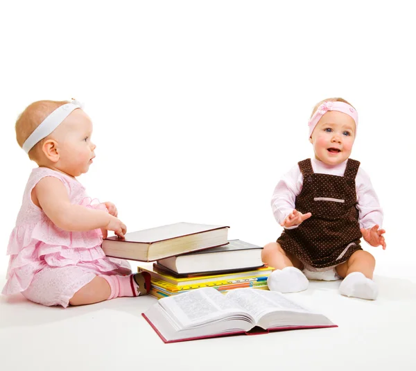 Crianças lendo livros — Fotografia de Stock