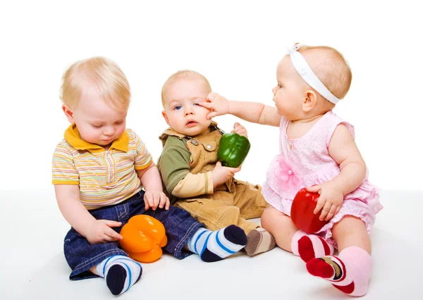 Niños jugando con verduras — Foto de Stock