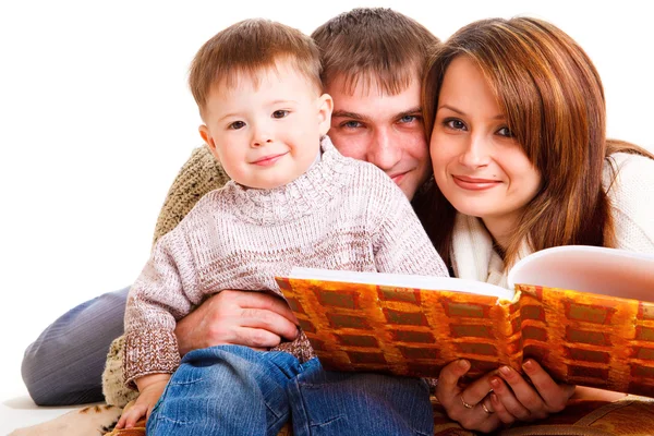 Rodiče čtení na jejich dítě — Stock fotografie