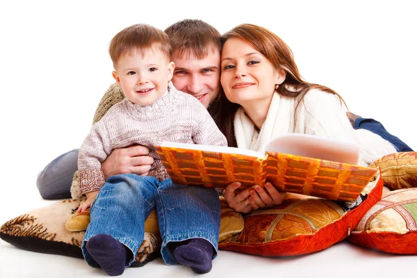 Eltern lesen ihrem Kind vor — Stockfoto
