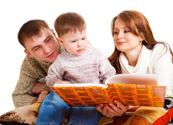 Padres leyendo a su hijo —  Fotos de Stock