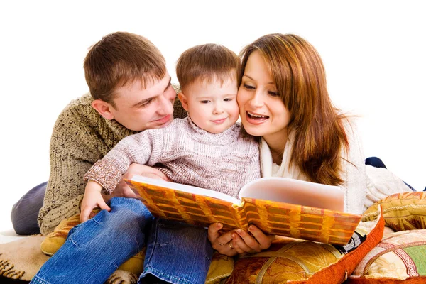 Родители читают своему ребенку — стоковое фото