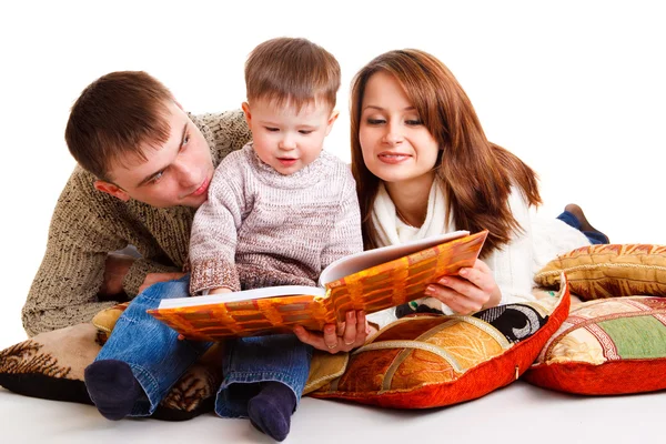 Pappa en mamma lezen voor het jonge geitje — Stockfoto
