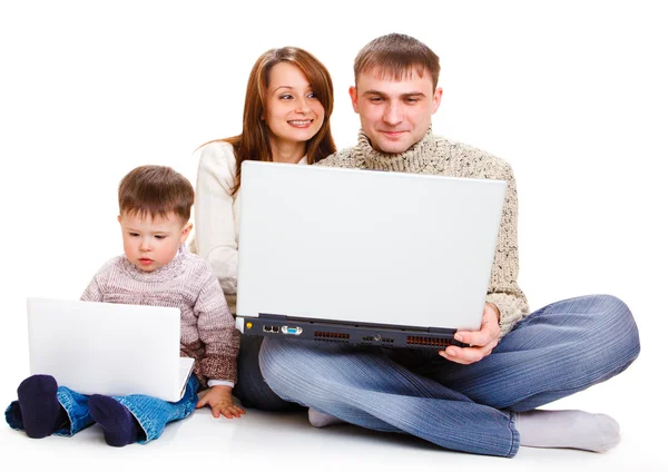 Родители и ребенок с ноутбуками — стоковое фото