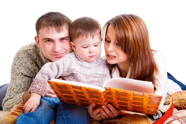 Ouders om hun kind te lezen — Stockfoto