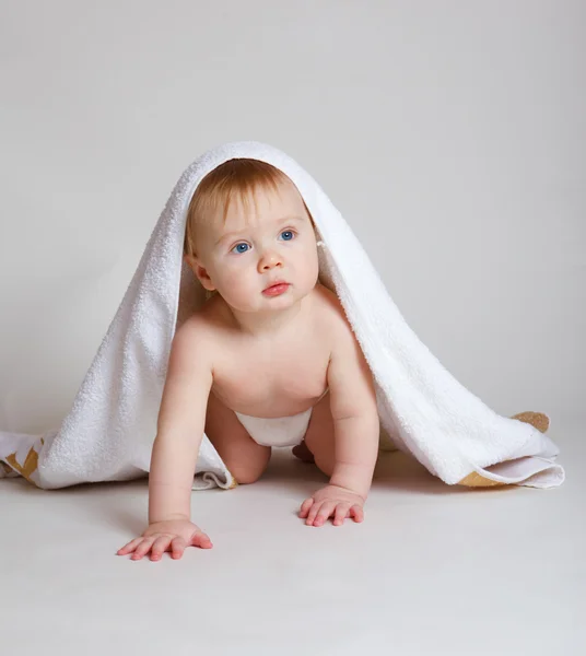Bebê coberto com toalha — Fotografia de Stock