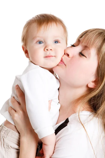 Mãe feliz beijos bebê — Fotografia de Stock