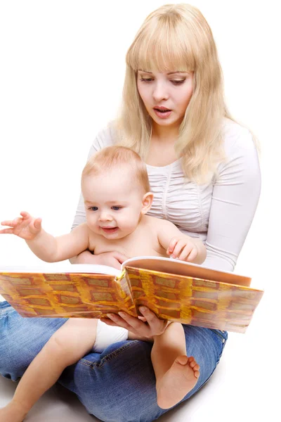 Μητέρα, διαβάζοντας ένα βιβλίο — Φωτογραφία Αρχείου