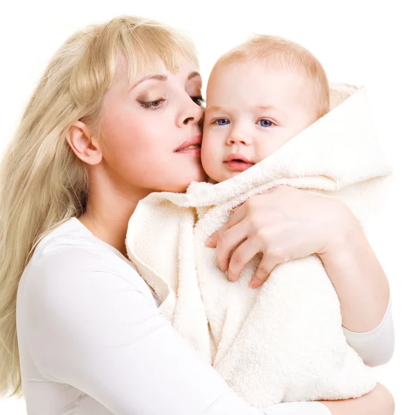 Mamma abbracciare bambino — Foto Stock