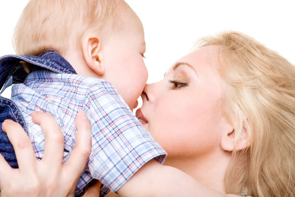 Мама целует ребенка — стоковое фото