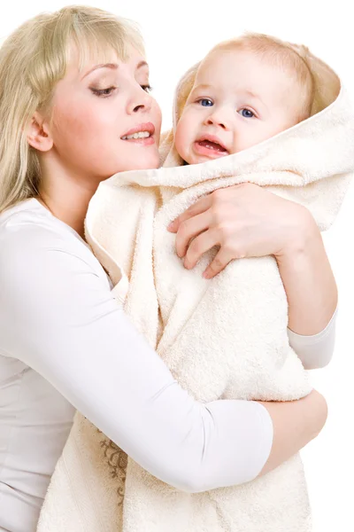 Mutter umarmt Baby — Stockfoto