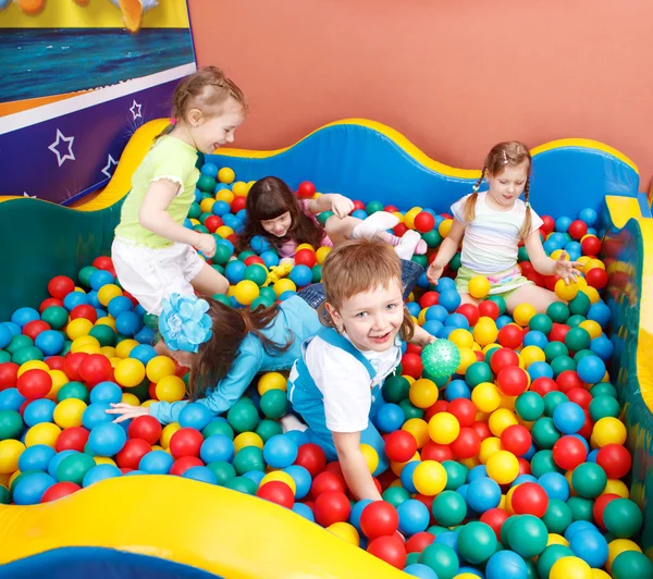Crianças em bolas coloridas — Fotografia de Stock