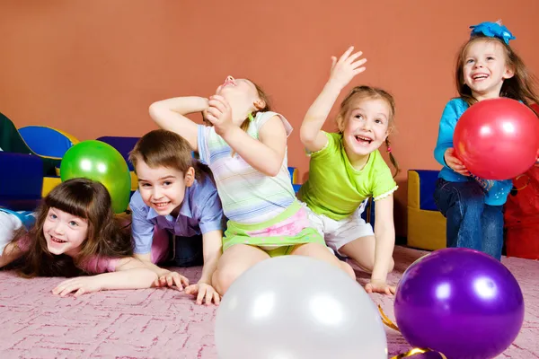 Τα παιδιά παίζουν με μπαλόνια — Φωτογραφία Αρχείου