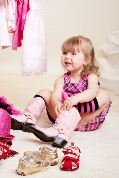 Mädchen probiert Stiefel an — Stockfoto