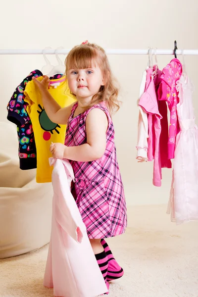 Милая девочка примеряет одежду. — стоковое фото